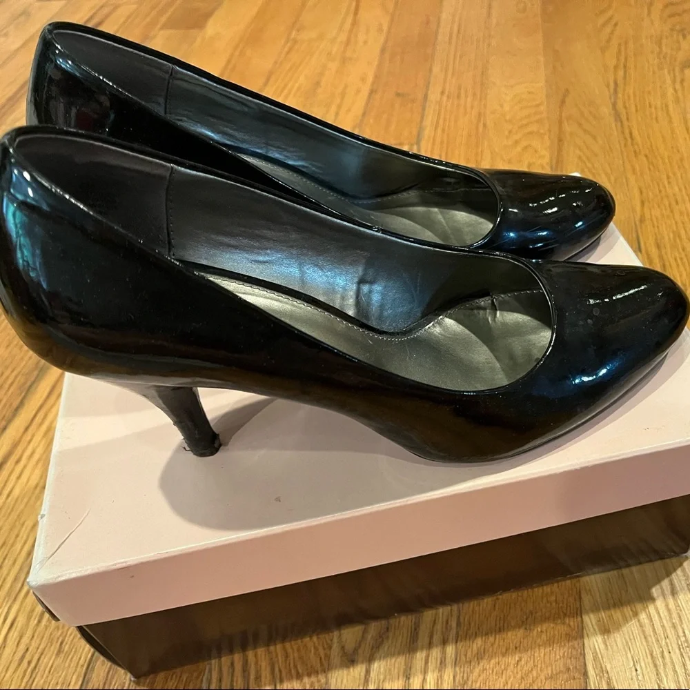 Bandolino Black Patent Pumps - Size 9 - Picture 3 of 11
